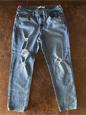 Levi Strauss & Company  Women's Light Blue Distressed Boyfriend Jeans Size 28